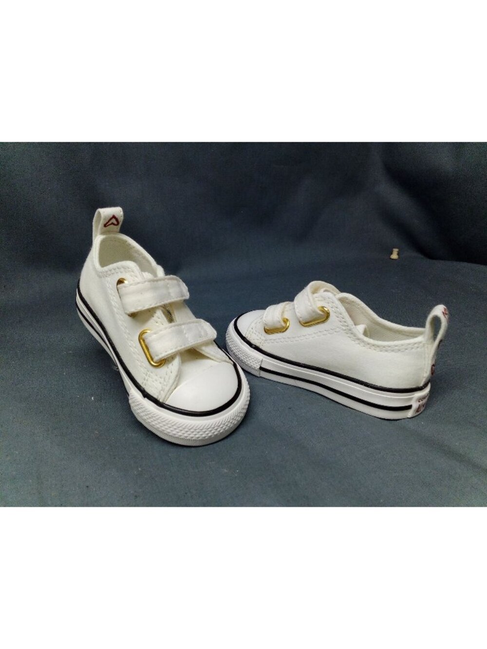 Converse  White Canvas Toddler Shoes W/ Heart Embroidery Size 8 NEW NO BOX !